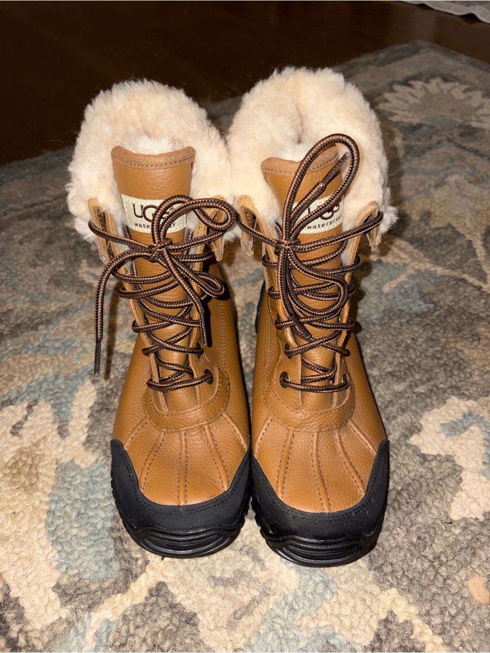BRAND NEW UGG Women's Adirondack III boots in the chestnut and black colorway